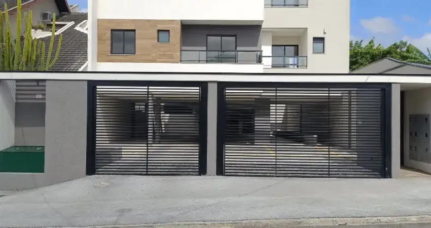 Cobertura duplex com três suítes, vagas para dois veículos em pinhais