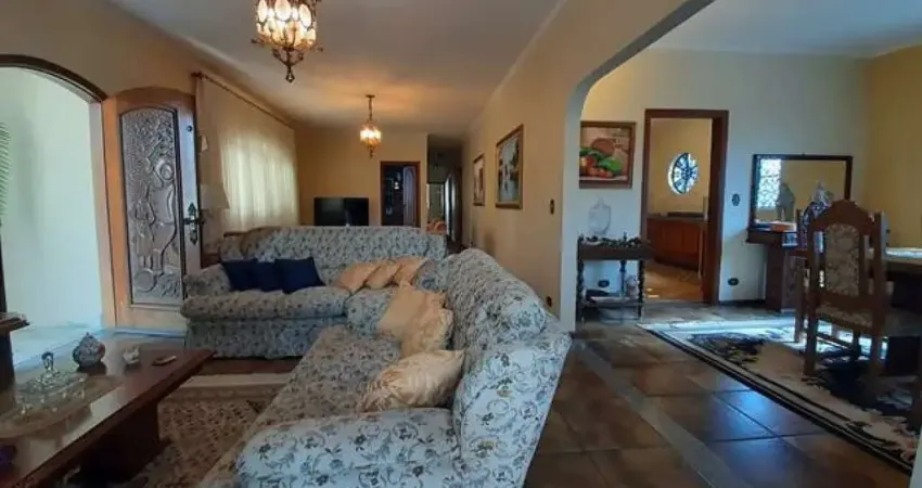 Sobrado com 4 dormitórios, sendo 2 suítes, sala de estar, sala de jantar, sala de TV,  - FL22