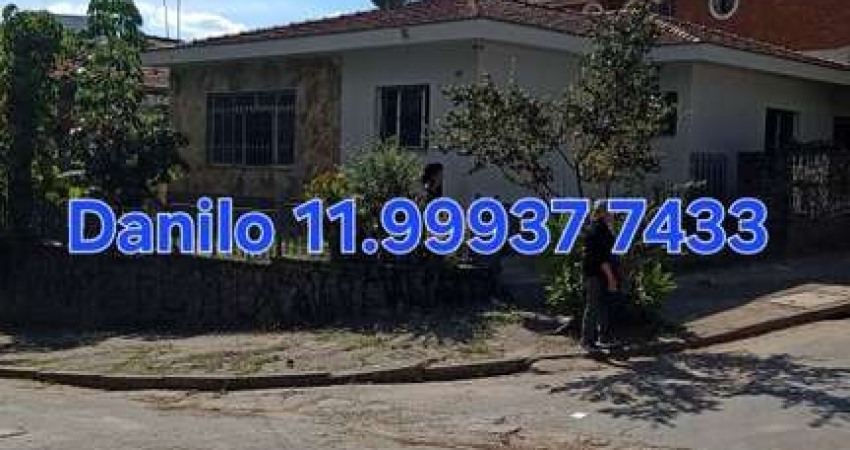 Casa reformada com 3 dormitórios e três vagas. FL51