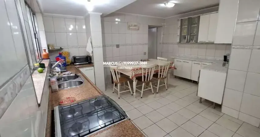 Sobrado na Vila Sônia com 3 quartos, sendo uma suíte, quintal, 3 vagas de garagem. FL23