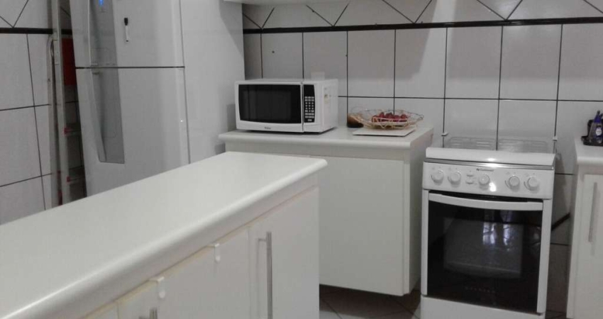 Sobrado Exclusivo em Condomínio, 160m², 4 Suítes, Ampla Sala e Garagem para 4 Carros - FL43