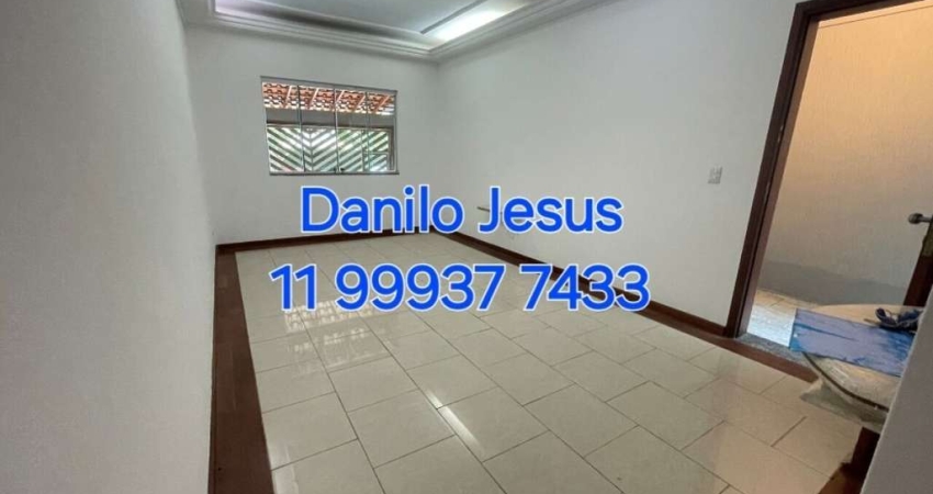 Casa com 3 dormitórios sendo 1 suíte, varanda,  4 banheiros e 2 vagas. FL51