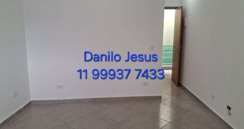 Casa com 1 dormitório e quintal compartilhado. FL51