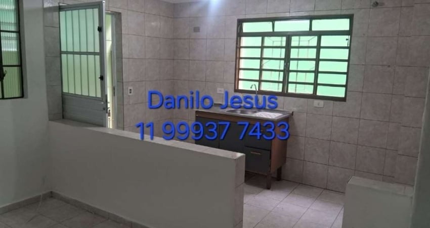 Casa com 1 dormitório, 1 banheiro e quintal compartilhado. FL51