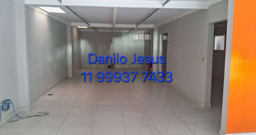 Salão comercial com aproximadamente 250m², 2 banheiros e refeitório. FL51