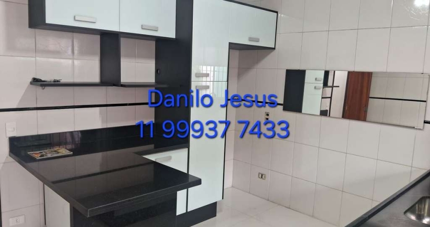 Casa  2 dormitórios com ar condicionado e 4 vagas. FL51