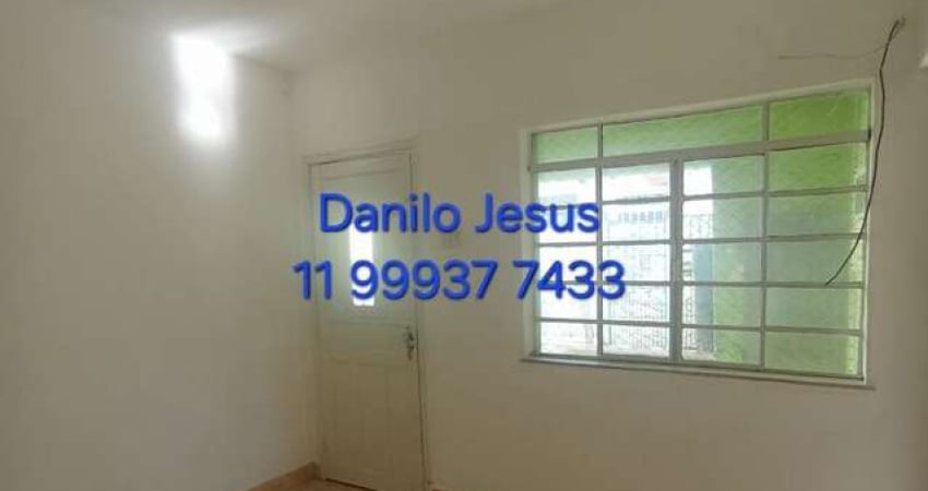 Casa térrea com 3 dormitórios, 1 banheiro e 1 vaga. FL51