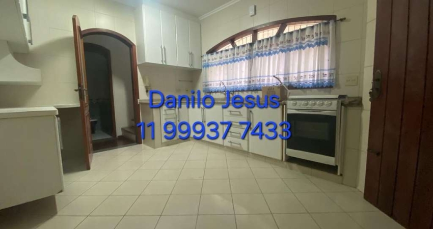 Sobrado com 3 dormitórios,  2 vagas e 3 banheiros. FL51