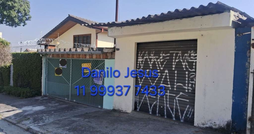 Casa com 2 dormitórios, 2 vagas e ponto comercial. FL51