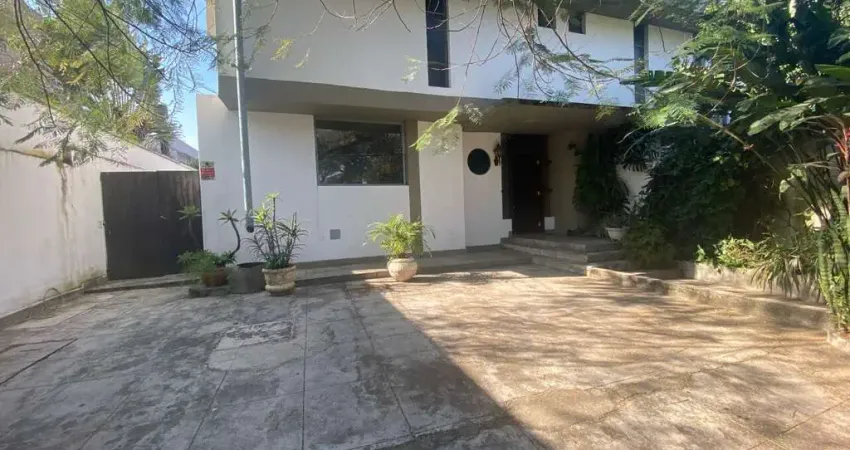 Sobrado com 6 quartos 2 suíte 3 vagas com 400 no Butantã. FL64