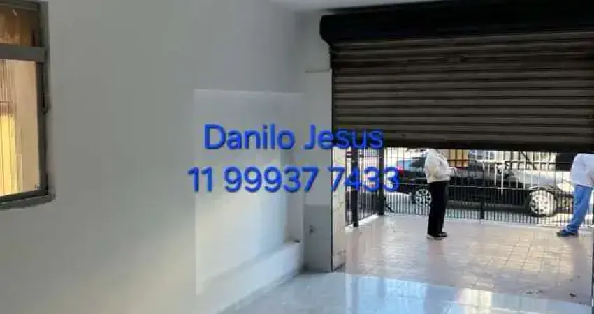 Salão comercial com 2 vagas de estacionamento e 1 banheiro. FL51