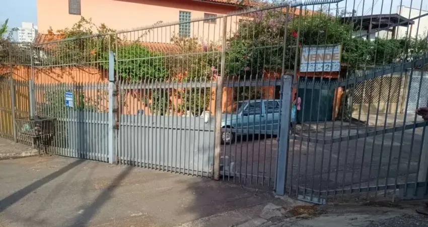 Aluga -   são três quartos,1 suíte,3 banheiros, sala de estar, jantar , quintal e terraço