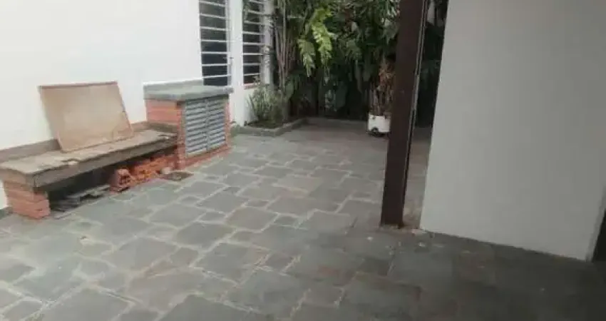 Aluga  sobrado 3 vagas. quintal , edicula , próximo do metro butantan aceita pet,