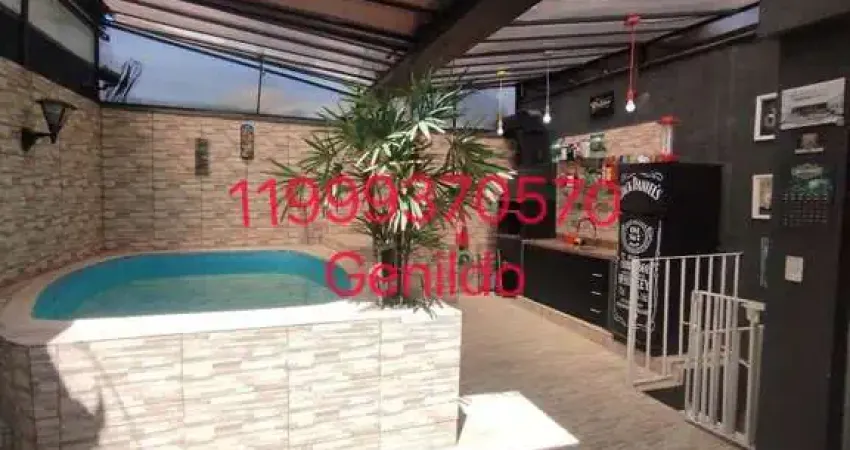 Sobrado com piscina e área gourmet , 2 quartos, 1 suite, 2 vagas, armários planejados, quintal, fl55