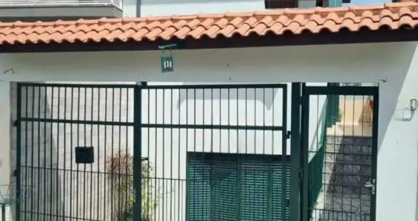 Casa em condomínio fechado com 3 suítes e 5 vagas. Próximo ao metrô vila sonia.