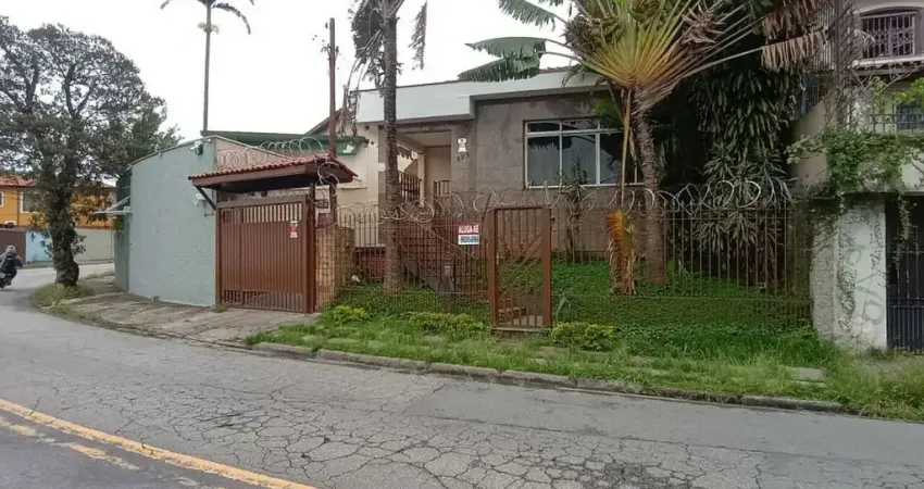 ALUGA Casa Térrea Espaçosa no Jardim Bonfiglioli com Quintal e Edícula