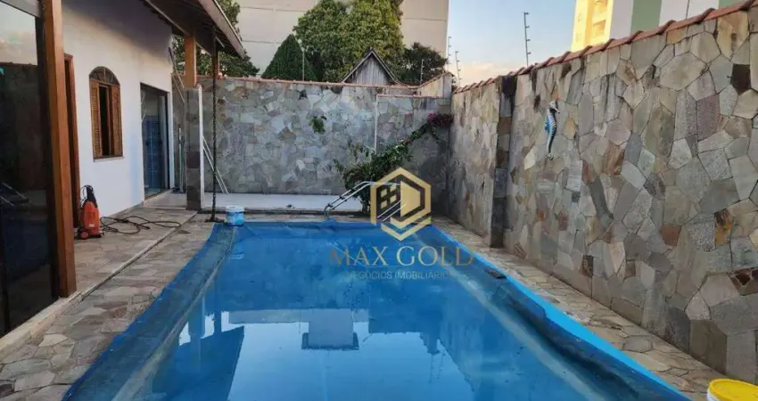 Casa com 3 dormitórios à venda, 252 m² por R$ 590.000,00 - Vila Jaboticabeira - Taubaté/SP