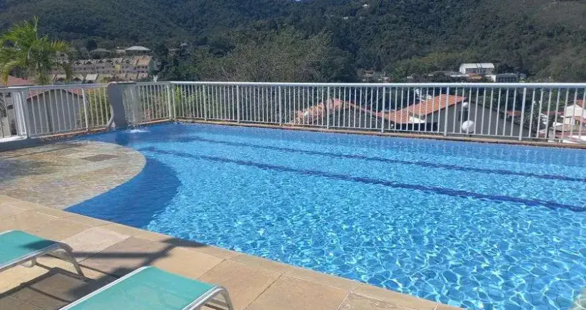 Freguesia òtima casa com 4 qtos sendo1 dels no 1º piso 2vgs condomínio com farto lazer incluindo quadra piscina