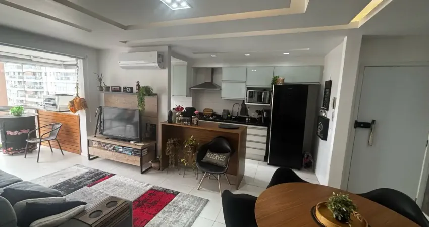 Barra condomínio soho aquele resort que vc não precisa viajar pra estar nele. lindo 2 suites+lavabo varandão vista interna repleto de marcenaria de qualidade 1 vg e mais de 100 pra visitantes