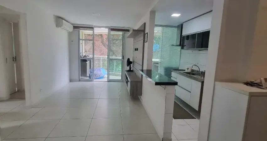 Lindo 2 quartos vista livre repleto armários em condomínio com poucos vizinhos, novo e mt bem cuidado. valor do condomínio bem baixo e com infra de lazer