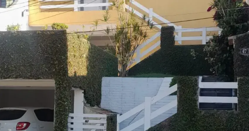 Em ótimo condominio e junto à uma das mais belas ruas da freguesia casa com 4 qts por 890 mil