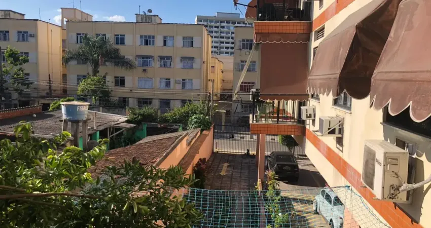 Junto ao farto comércio e condução do centro da Freguesia, com colégios de qualidade ao redor, excelente 2 qts reformado td c armários com valor q cabe no bolso Doc ok