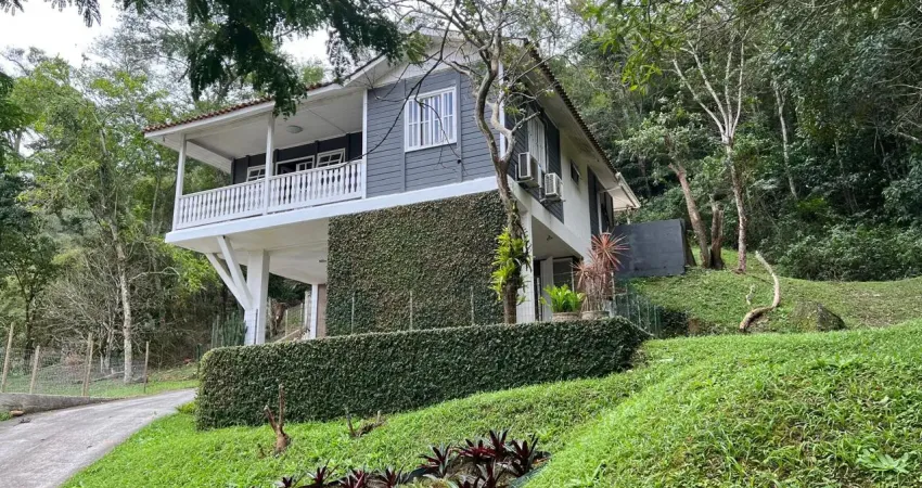 Casa no condomínio sítio santo antônio - 2 quartos sendo uma suíte - rio do ouro