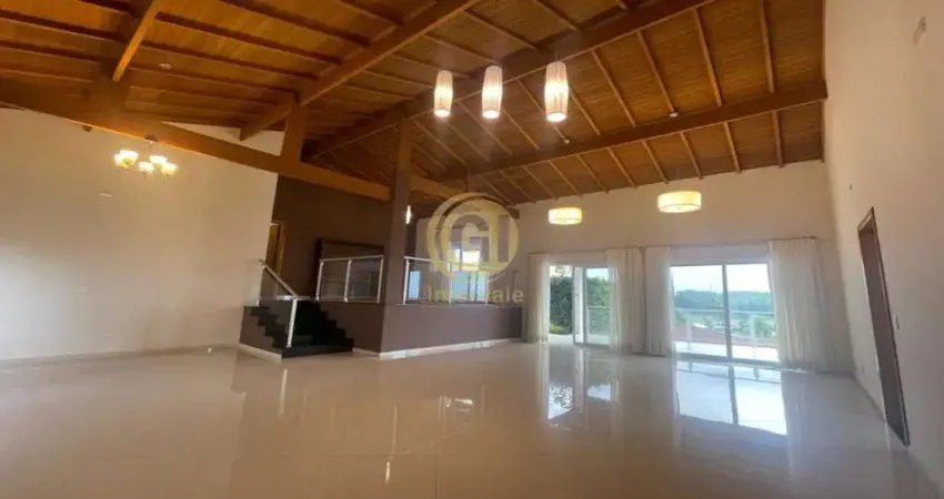 Casa térrea no mirante do vale, com 4 dormitórios sendo 2 suítes.