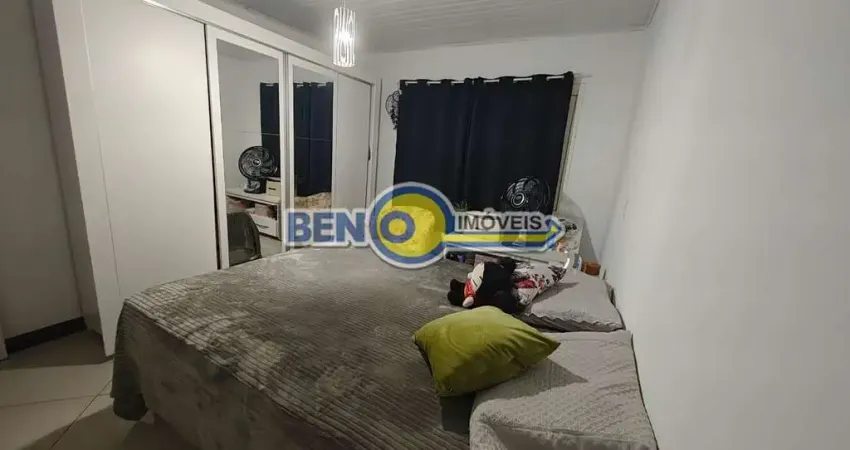Imóvel com 2 quartos, 2 banheiros, sala, cozinha, ar condicionado no quarto.