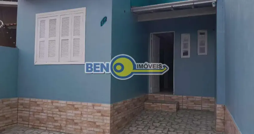 Casa Reformada e Semi Mobiliada com 2 Dormitórios e Amplo Espaço Externo
