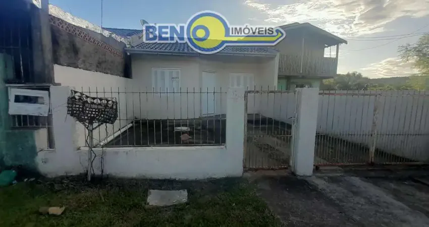 Casa com 2 dormitórios, garagem e pátio nos fundos em gravataí