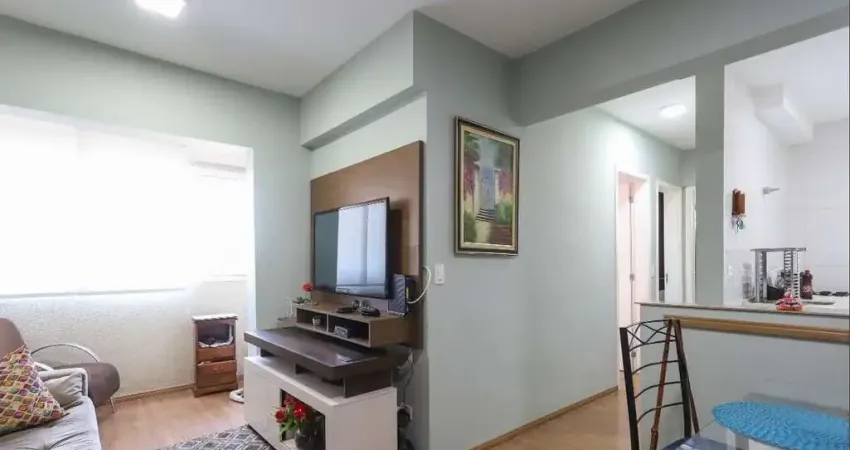 Lindo apto, piso laminado, varanda com vidros, Box vidro no banheiro