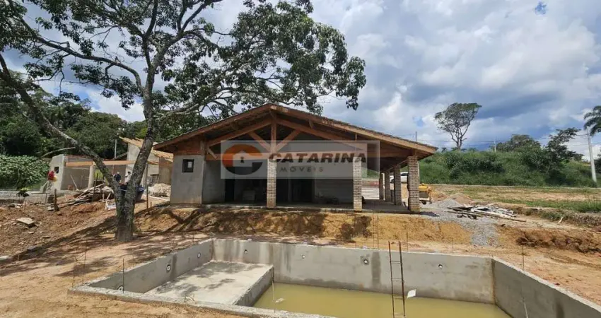 Chácara em fase de acabamento em condomínio fechado!