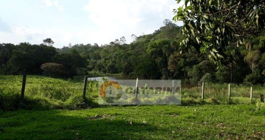 Lindo Sitio no km 68 , município de  Itu , 4 km da castelo Branco  12 alqueires com escritura