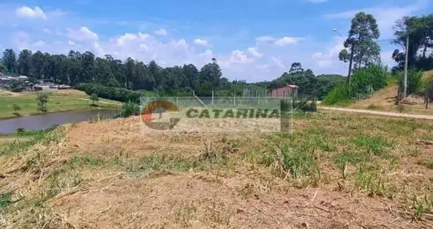 Belíssimo terreno em condomínio fechado com vista e fundos para o lago do condomínio!