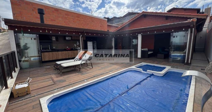 Sua nova casa em condomínio com vista privilegiada e localização estratégica!