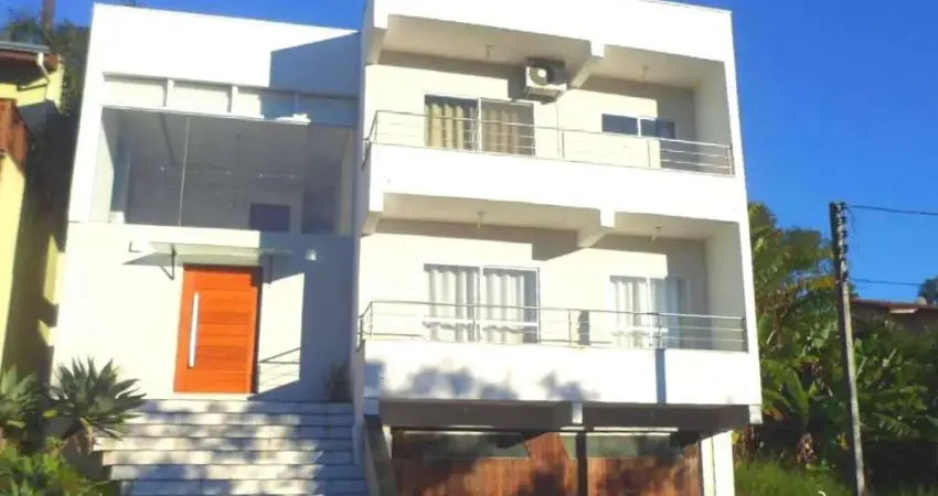 Belíssima casa, moderna e iluminada, c/piscina, 3 suítes, escritório e muito mais.