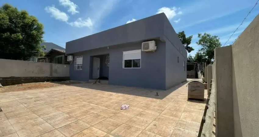 Casa de esquina reformada – 2 dormitórios (com possibilidade de 3) e amplo pátio!