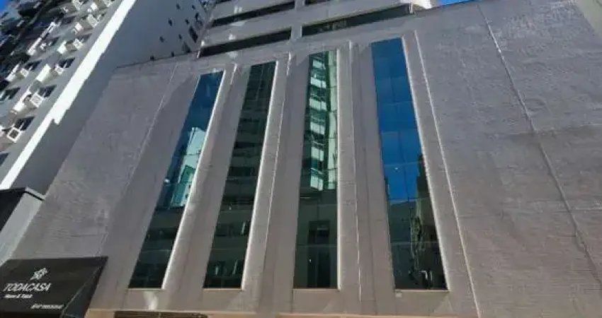 Aluguel de Cobertura de Luxo no Centro de Balneário Camboriú: 4 quartos, 4 suítes, 3 salas, 6 banheiros, 3 vagas de garagem, 203 m² de área.