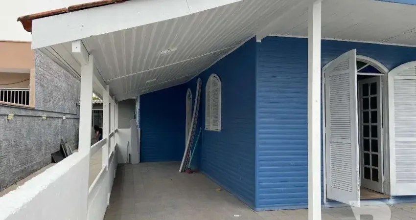 Imperdível: Casa para venda em Camboriú-SC, Tabuleiro (Monte Alegre) - 3 quartos, 1 suíte, 312m² de área