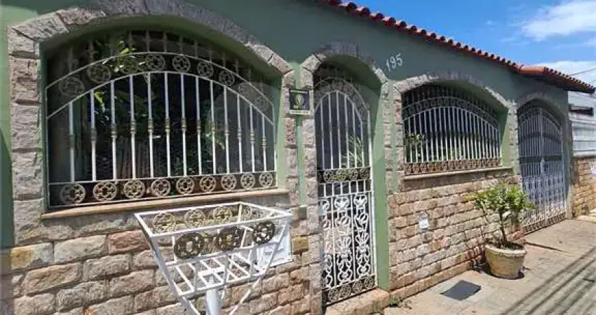 Casa com 3 quartos para alugar na Rua Ravena, Campo Grande, Rio de Janeiro