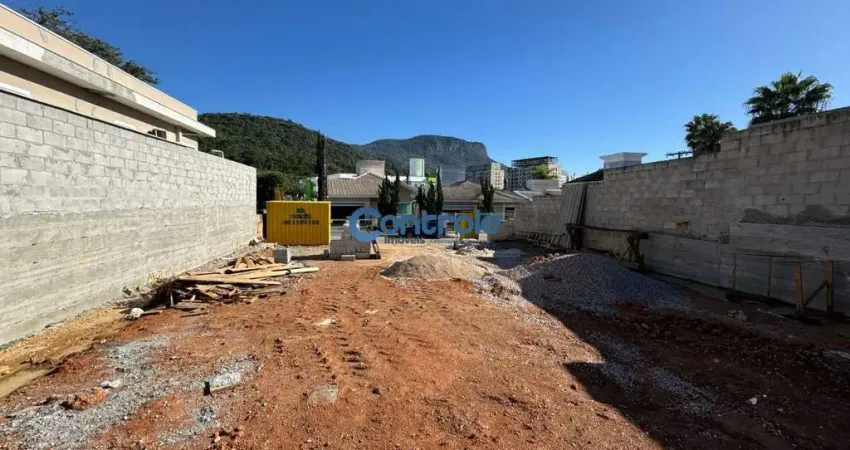 Terreno à venda na Rua dos Sabiás, 120, Pedra Branca, Palhoça