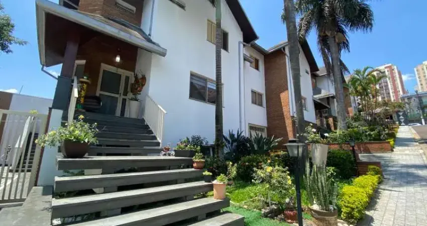 SOBRADO EM COND FECHADO NO JD TÊXTIL, 03 SUÍTES, 06 VAGAS, PISCINA, CHURRASQUEIRA !