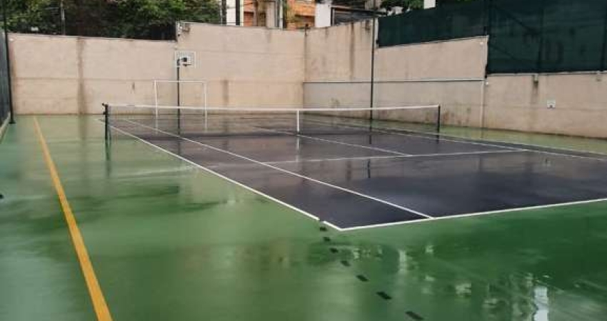 225m2, com 4 suites, 4 vagas de garagem , quadra de tênis,  quadra de squash