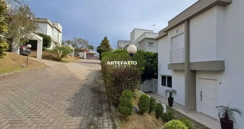 Alugo casa em condomínio São 4 dormitórios, sendo 2 suítes, além de 3 banheiros,