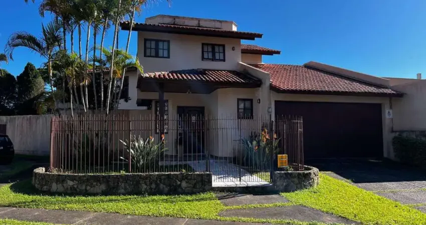 À venda | 297 m², 4 quartos, piscina privativa e 4 vagas de garagem - Córrego Grande, Florianópolis.