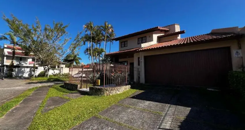 À venda | 297 m², 4 quartos, piscina privativa e 4 vagas de garagem - córrego grande, florianópolis.