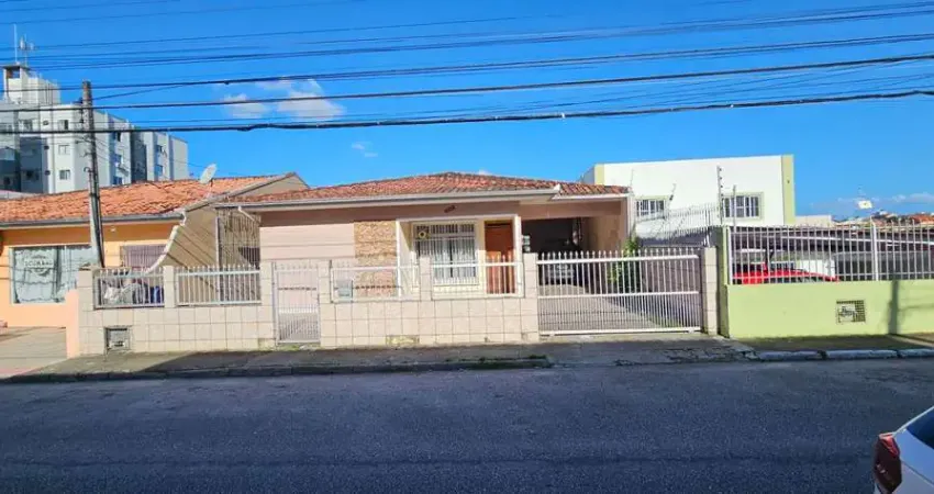 À Venda | 241 m², 3 quartos, amplo quintal e 3 vagas - Barreiros,  em São José