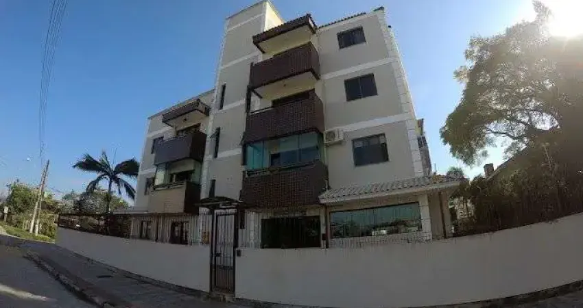 À venda na Praia de Canasvieiras! Terraço privativo, 2 quartos e 1 vaga de garagem.