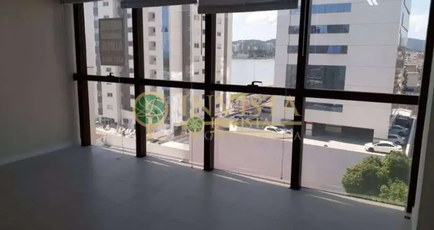 Sala comercial com vista para a beira mar continental no estreito